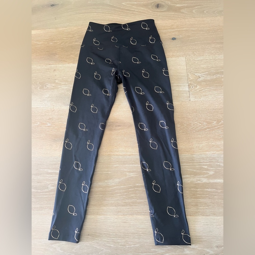 Beyond Yoga women’s black leggings with yellow lemons, size XS